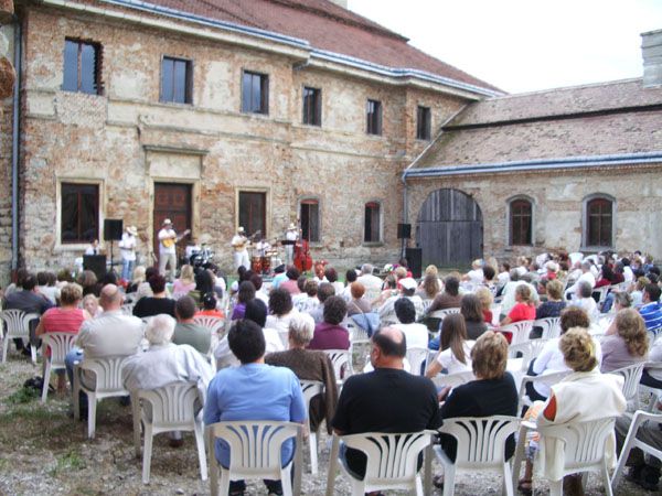 Az Estrellas együttes koncertje a ziráky-kastély udvarán